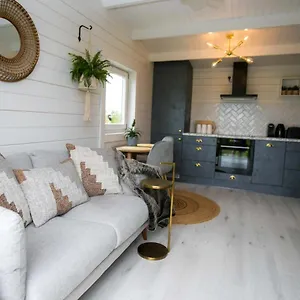 The Paddocks - Stylish, Cozy & Private Chalet